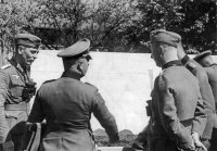 Oberst Gurran, comandante do 506 regimento de Infantaria, discutindo as futuras ações militares antes de 22 de junho de 1941.