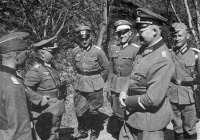 Oberst Gurran apresenta oficiais do regimento para o Major-General Herzog.