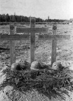 Três companheiros do 506 mortos em ação na Estônia em 24 de agosto de 1941. Ficamos tristes, muitos nós enterrou um companheiro pela primeira vez.