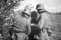 Comandante do Batalhão Krauze do III/506 (no centro), Voigtlander capitão (à direita) e Tenente Meinel (à esquerda) discutem plano de ações, julho de 1941.
