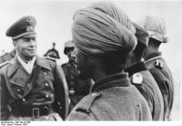 Rommel mit Soldaten der Legion "Freies Indien"