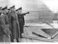 Frankreich, Rommel auf Dach eines U-Boot-Bunkers