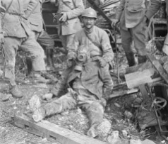 Somme - Alemão morto, ainda equipado com máscara contra gás de um abrigo - julho 1918
