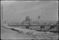 A Exposição Industrial Palácio do departamento de Hiroshima, nove meses após o lançamento da bomba atômica. Este edifício sofreu a explosão quase diretamente acima, manteve-se parcialmente de pé.