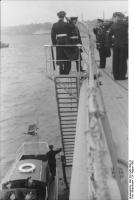 Cerimônia de Comissionamento do encouraçado alemão Bismarck, 24 de agosto de 1940, foto 03 de 10; capitão Ernst Lindemann vindo a bordo