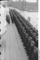 Cerimônia de  Comissionamento do encouraçado alemão Bismarck, 24 de agosto de 1940, foto 05 de 10; capitão Ernst Lindemann vindo a bordo
