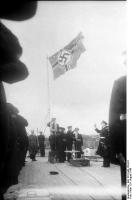 Cerimônia de Comissionamento do encouraçado alemão Bismarck, 24 de agosto de 1940, foto 09 de 10; capitão Ernst Lindemann vindo a bordo