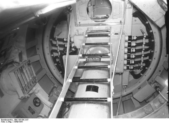 Interior de um Canhão Antiaéreo de 10.5cm