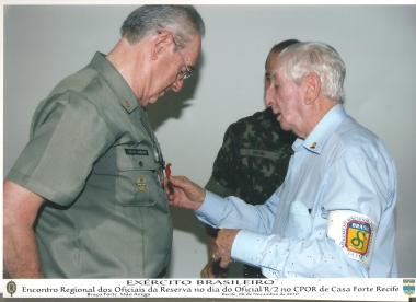 Tenente Monteiro recebe a Medalha Aspirante Mega das mãos do 3º Sargento Rigoberto Souza do 11º Regimento de Infantaria