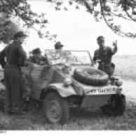 Nordfrankreich, Soldaten mit VW-Kübelwagen