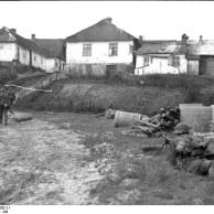 Russland-Süd, deutsche Soldaten vor Ortschaft