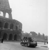 Rom, Kolosseum, Fallschirmjäger auf Panzer